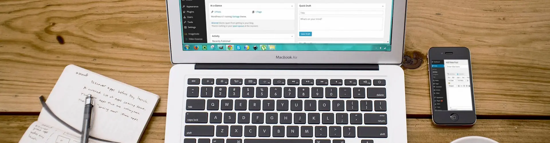 Notizheft, Laptop, Kaffee und Handy