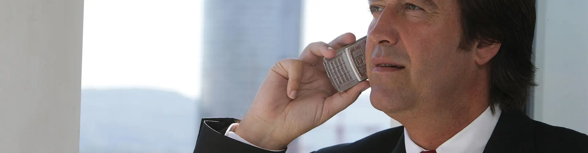 "Man telefoniert im Büro"