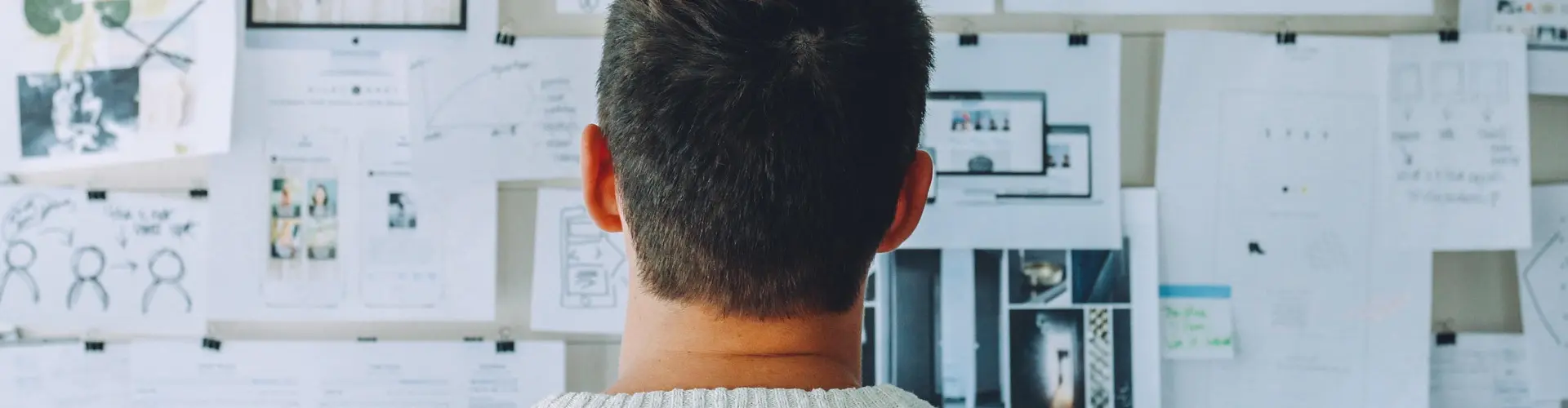 "Mann vor riesen Notizwand"