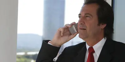 "Man telefoniert im Büro"