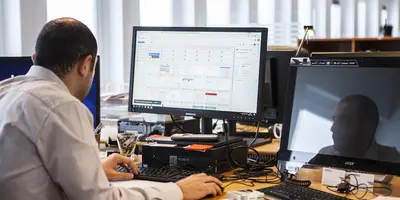 "Mann im Büro am Arbeiten"