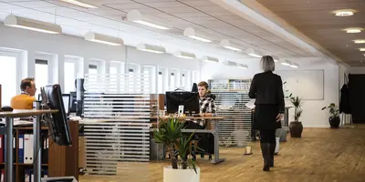 "Büroräume mit Mitarbeitern"