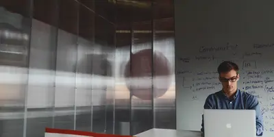 "Mann vor Computer"