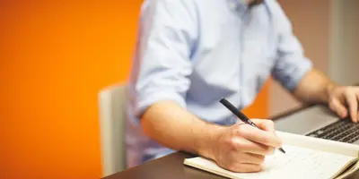 "Mann Schreibt auf Papier"