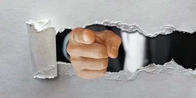 "Finger zeigt durch wand auf dich"